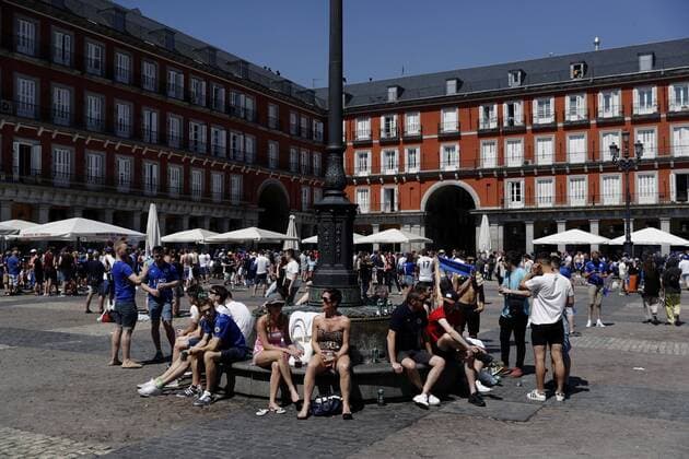 Leicester City fans visit the Plaza Mayor in Madrid, Spain, on 12 April 2017. Atletico de Madrid will be facing Leicester City later in the day for the first leg match of the Champions League quarterfinals at the Vicente Calderon Stadium. Atletico de Madrid vs Leicester !ACHTUNG: NUR REDAKTIONELLE NUTZUNG!  Copyright: xEmilioxNaranjox 20170412-636276050313561299