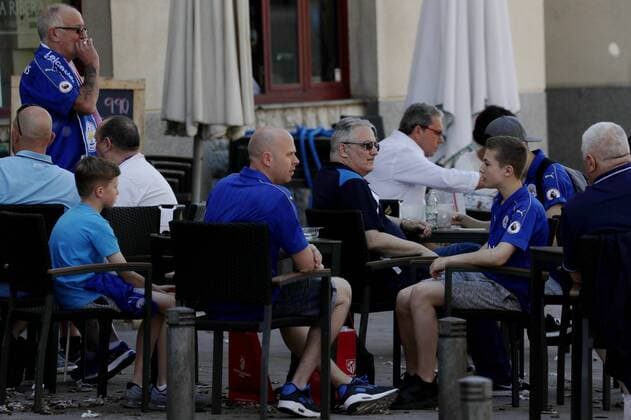 Leicester City fans visit the Plaza Mayor in Madrid, Spain, on 12 April 2017. Atletico de Madrid will be facing Leicester City later in the day for the first leg match of the Champions League quarterfinals at the Vicente Calderon Stadium. Atletico de Madrid vs Leicester !ACHTUNG: NUR REDAKTIONELLE NUTZUNG!  Copyright: xEmilioxNaranjox 20170412-636276065589755211