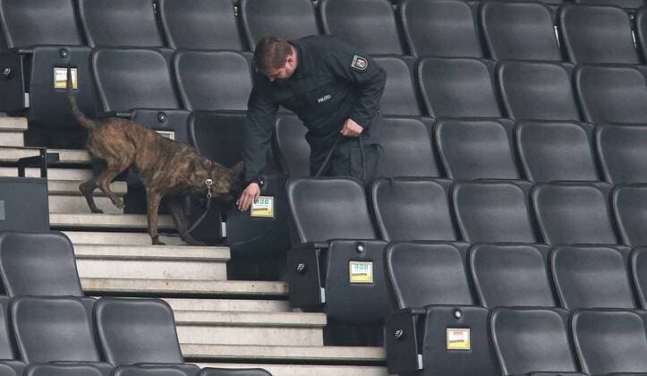 12.04.2017, Fussball Champions-League 2016 2017, Viertelfinale, Borussia Dortmund - AS Monaco, im Signal-Iduna-Park Dortmund. Polizisten durchsuchen mit Spürhunden den Stadion-Innenraum 
