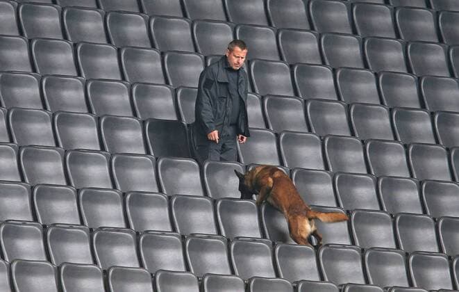 12.04.2017, Fussball Champions-League 2016 2017, Viertelfinale, Borussia Dortmund - AS Monaco, im Signal-Iduna-Park Dortmund. Polizisten durchsuchen mit Spürhunden den Stadion-Innenraum 