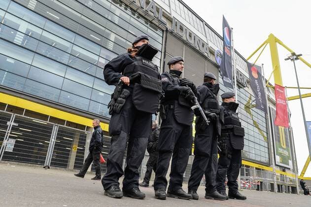 12.04.2017, xmhx, Fussball UEFA Champions League, Borussia Dortmund - AS Monaco, emspor, v.l. Polizei vor dem Stadion, Signal Iduna Park, Polizisten, schwer bewaffnete Polizisten, Maschinengewehre Dortmund