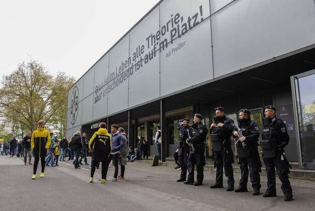 12.04.2017, xmhx, Fussball UEFA Champions League, Borussia Dortmund - AS Monaco, emspor, v.l. Fans und Polizisten vor der Stadion, Fans, Polizei Dortmund