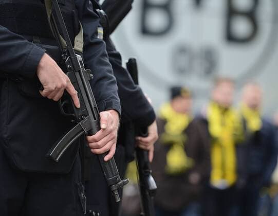 12.04.2017, xmhx, Fussball UEFA Champions League, Borussia Dortmund - AS Monaco, emspor, v.l. Schwer bewaffnete Polizisten vor dem Stadion, Maschinengewehre, Polizei Dortmund