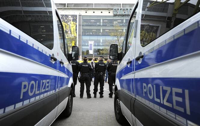Bilder des Tages - SPORT Fussball, UEFA Champions League, Herren, Saison 2016 2017, Viertelfinale Hinspiel, Signal Iduna Park Dortmund, Bor. Dortmund (gelb) - AS Monaco (rot); Hohe Sicherheitsvorkehrungen rund ums Stadion nach den Vorkommnissen des Vortages.