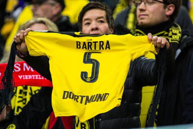 GER, UEFA CL, Borussia Dortmund (GER) vs AS MONACO FC (MCO) 12.04.2017, Signal Iduna Park, Dortmund, GER, UEFA CL, Borussia Dortmund (GER) vs AS MONACO FC (MCO), im Bild picture shows Frau mit Trikot von Marc Bartra (BVB 5), Foto © nordphoto Rauch nordphotox xRauch