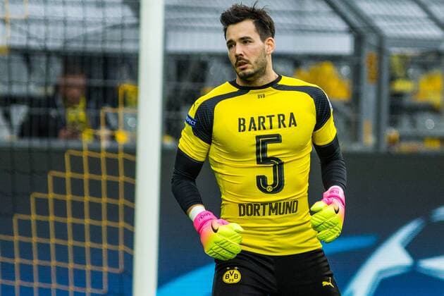 GER, UEFA CL, Borussia Dortmund (GER) vs AS MONACO FC (MCO) 12.04.2017, Signal Iduna Park, Dortmund, GER, UEFA CL, Borussia Dortmund (GER) vs AS MONACO FC (MCO), im Bild picture shows Roman Bürki Buerki (Borussia Dortmund 38) wärmt sich mit Trikot vom Marc Bartra auf, Foto © nordphoto Rauch nordphotox xRauch