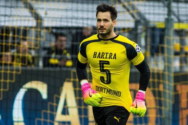 GER, UEFA CL, Borussia Dortmund (GER) vs AS MONACO FC (MCO) 12.04.2017, Signal Iduna Park, Dortmund, GER, UEFA CL, Borussia Dortmund (GER) vs AS MONACO FC (MCO), im Bild picture shows Roman Bürki Buerki (Borussia Dortmund 38) wärmt sich mit Trikot vom Marc Bartra auf, Foto © nordphoto Rauch nordphotox xRauch