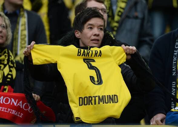 12.04.2017, xmhx, Fussball UEFA Champions League, Borussia Dortmund - AS Monaco, emspor, v.l. Fans zeigen Trikot von Marc Barta (Borussia Dortmund) Dortmund