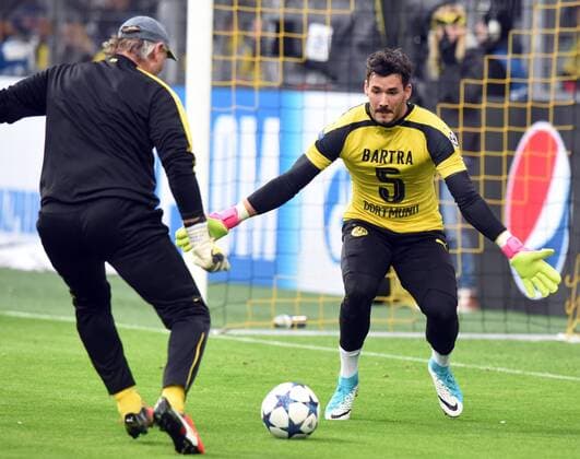 Championsleague Viertelfinale: Borussia Dortmund - AS Monaco 12.04.2017. Tw. Roman Bürki (BvB) beim Aufwärmen mit Tw.-Trainer Teddy de Beer im Bartra-Trikot. HM