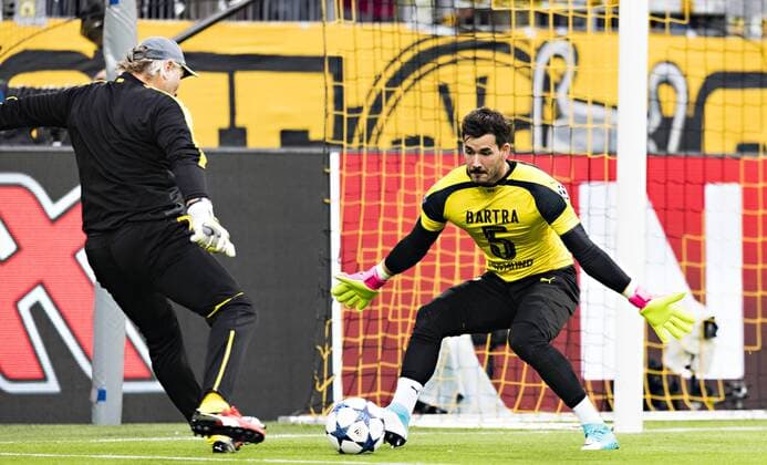 Dortmund, 12.04.2017 Torwart Roman Bürki (BvB) macht sich im Marc Bartra (BvB) warm Borussia Dortmund - AS Monaco