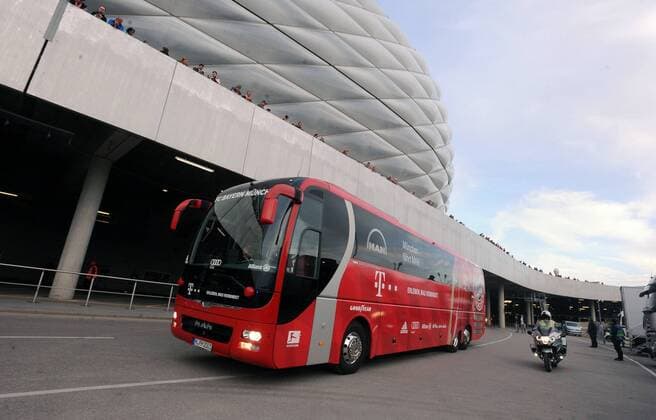 Der Mannschaftsbus von Bayern Muenchen auf dem Weg zum Stadion , beim Spiel zwischen FC Bayern Muenchen und Real Madrid am 12.04.2017, Muenchen Copyright: xStuetzle xEibner-Pressefotox EP_WSE