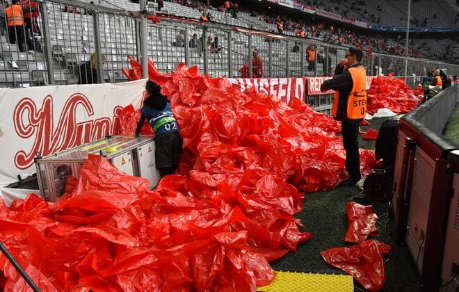 12.04.2017, Fussball, UEFA Champions League, Saison 2016 2017, Viertelfinale, FC Bayern Muenchen - Real Madrid, Keine Fan Choreografie in Muenchen. Die geplante Choreo der Bayern Fans wurde vor dem Spiel von der Polizei aus Sicherheitsgruenden untersagt. Die Folien wurden von den Fans ueber den Zaun geworfen.