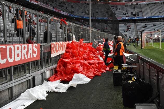 12.04.2017, Fussball, UEFA Champions League, Saison 2016 2017, Viertelfinale, FC Bayern Muenchen - Real Madrid, Keine Fan Choreografie in Muenchen. Die geplante Choreo der Bayern Fans wurde vor dem Spiel von der Polizei aus Sicherheitsgruenden untersagt. Die Folien wurden von den Fans ueber den Zaun geworfen.