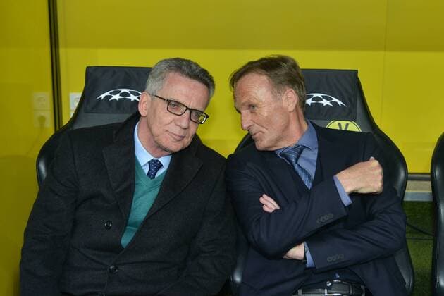 KORREKTUR DE MAIZIERE NICHT GRINDEL Fußball, CL, Borussia Dortmund - AS Monaco Thomas de Maiziere mit Hans-Joachim Watzke (Geschäftsführer Borussia Dortmund) Dortmund, Germany, 12.04.2017, Fussball, UEFA Champions League, Borussia Dortmund - AS Monaco, xklx