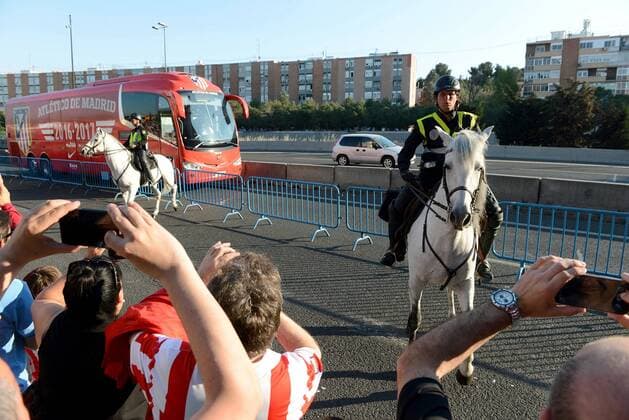 Spanish National Police agents stand as the bus with the players of Atletico Madrid are about to arrive at Vicente Calderon stadium prior to the Champions League quarter finals first leg soccer match that the Spanish team will play with Leicester, in Madrid, Spain, 12 April 2017. Authorities have increased the security measures since the game is considered a high risk event. ATLETICO MADRID VS LEICESTER !ACHTUNG: NUR REDAKTIONELLE NUTZUNG!  Copyright: xFernandoxVillarx GR66 20170412-636276229478720614