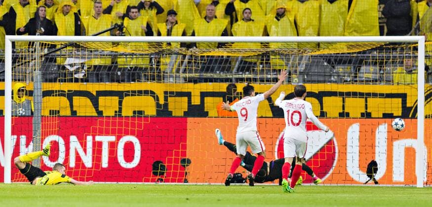 Dortmund, 12.04.2017 Eigentor von Sven Bender (BvB) gegen Torwart Roman Bürki (BvB) - Tor zum 0:2 - Radamel Falco (Monaco) Borussia Dortmund - AS Monaco