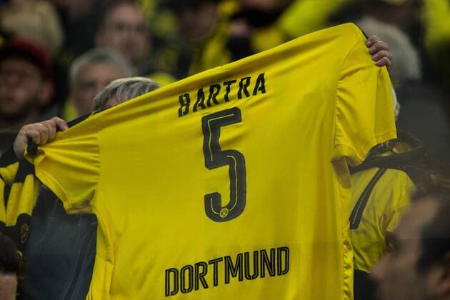 GER, UEFA CL, Borussia Dortmund (GER) vs AS MONACO FC (MCO) 12.04.2017, Signal Iduna Park, Dortmund, GER, UEFA CL, Borussia Dortmund (GER) vs AS MONACO FC (MCO), im Bild picture shows Fan mit Trikot des verletzten Marc Bartra (Borussia Dortmund 5), Foto © nordphoto Rauch nordphotox xRauch