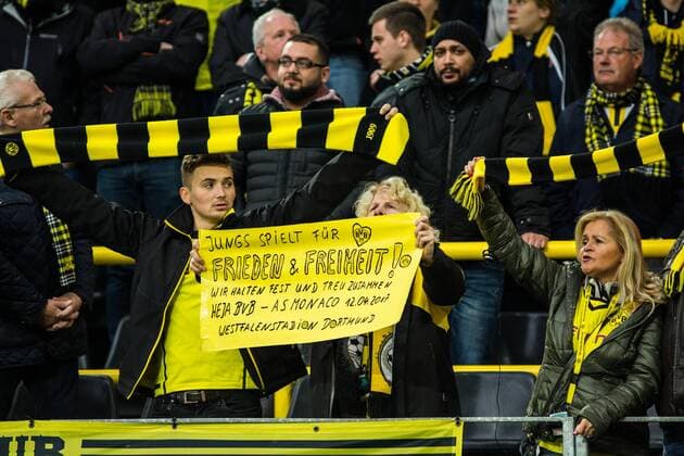 GER, UEFA CL, Borussia Dortmund (GER) vs AS MONACO FC (MCO) 12.04.2017, Signal Iduna Park, Dortmund, GER, UEFA CL, Borussia Dortmund (GER) vs AS MONACO FC (MCO), im Bild picture shows Fan mit Plakat wünscht Frieden und Freiheit, Foto © nordphoto Rauch nordphotox xRauch
