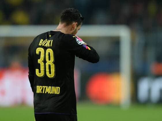 12.04.2017, xmhx, Fussball UEFA Champions League, Borussia Dortmund - AS Monaco, emspor, v.l. Roman Bürki (Borussia Dortmund) enttäuscht, traurig, niedergeschlagen, frustriert, Enttäuschung Dortmund
