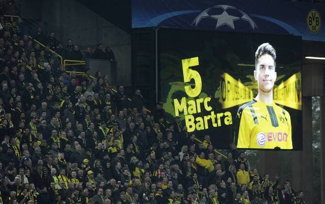 Fussball, UEFA Champions League, Herren, Saison 2016 2017, Viertelfinale Hinspiel, Signal Iduna Park Dortmund, Bor. Dortmund (gelb) - AS Monaco (rot); Der verletzte Marc Bartra (BVB) auf der Leinwand.