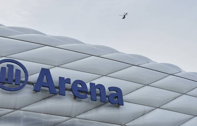 Hubschrauber der Polizei an der Allianz Arena vor dem Spiel FC BAYERN MUENCHEN - REAL MADRID Viertelfinale, Fussball UEFA Champions League, Muenchen, 12.04.2017 CL Saison 2016 2017