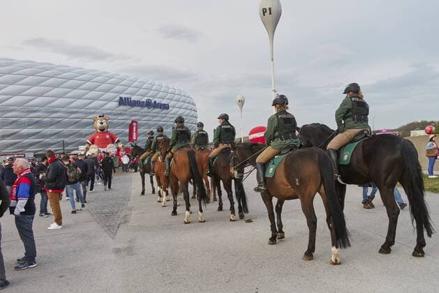 Polizei an der Allianz Arena vor dem Spiel FC BAYERN MUENCHEN - REAL MADRID Viertelfinale, Fussball UEFA Champions League, Muenchen, 12.04.2017 CL Saison 2016 2017