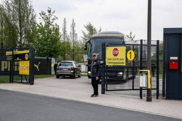 Tag nach dem Anschlag auf den BvB Mannschaftsbuss. Der Mannschaftsbus auf den Weg vom Trainingsgelände zum Stadion BvB Mannschaftsbus Weg Stadion