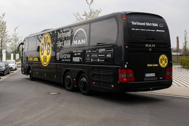Tag nach dem Anschlag auf den BvB Mannschaftsbuss. Der Mannschaftsbus auf den Weg vom Trainingsgelände zum Stadion BvB Mannschaftsbus Weg Stadion