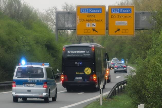 Tag nach dem Anschlag auf den BvB Mannschaftsbuss. Der Mannschaftsbus auf den Weg vom Trainingsgelände zum Stadion BvB Mannschaftsbus Weg Stadion