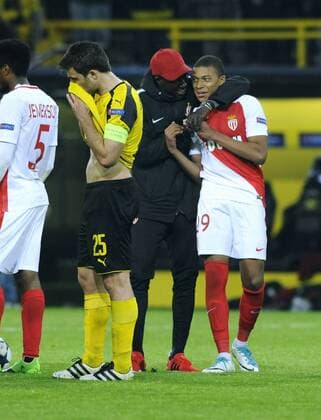 Fussball, UEFA Champions League, Herren, Saison 2016 2017, Viertelfinale Hinspiel, Signal Iduna Park Dortmund, Bor. Dortmund (gelb) - AS Monaco (rot) 2:3; Freud und Leid nach Spielende, Sokratis (BVB), Kylian Mbappe (Monaco). Jubel, Freude, Aktion.