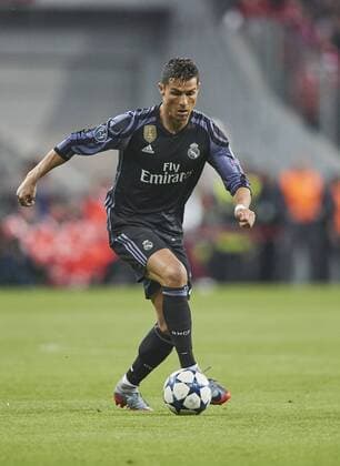 Cristiano RONALDO, Real Madrid 7 Einzelaktion mit Ball, Ganzfigur, Freisteller, Einzelbild, Hochformat, Aktion, Ganzkörper, Einzelaufnahmen, Action Ballannahme, Ballbehandlung FC BAYERN MUENCHEN - REAL MADRID Viertelfinale, Fussball UEFA Champions League, Muenchen, 12.04.2017 CL Saison 2016 2017