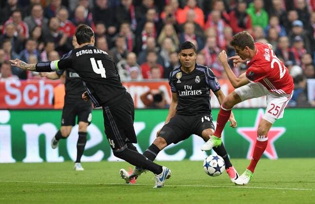 FUSSBALL CHAMPIONS LEAGUE SAISON 2016 2017 VIERTELFINALE HINSPIEL FC Bayern Muenchen - Real Madrid 12.04.2017 Sergio Ramos (li) und Casemiro (Mitte, beide Real Madrid) gegen Thomas Mueller (re, FC Bayern Muenchen) 