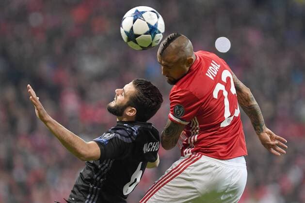 Themen der Woche - SPORT Bilder des Tages - SPORT FUSSBALL CHAMPIONS LEAGUE SAISON 2016 2017 VIERTELFINALE HINSPIEL FC Bayern Muenchen - Real Madrid 12.04.2017 Nacho (li, Real Madrid) gegen Arturo Vidal (re, FC Bayern Muenchen) 
