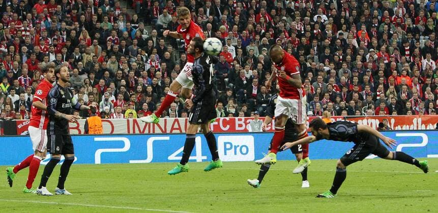 Fußball UEFA Champions League: FC Bayern Muenchen - Real Madrid , Saison 2016 2017, Viertelfinale, Hinspiel, quarter finals, first leg, 12.04.2017, xmdx, 1-0 per kopfball durch Arturo VIDAL (23, FC Bayern Muenchen), gegen Keylor NAVAS (1, Goalkeeper, Real Madrid), torjubel FC Bayern Muenchen - Real Madrid