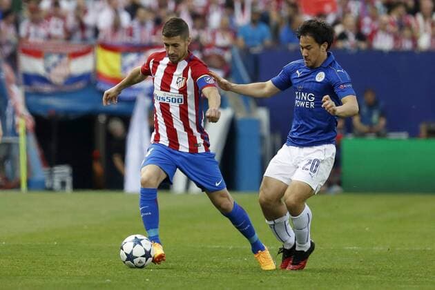 Atletico de Madrid s midfielder Gabi Fernandez (L) vies for the ball with Leicester s Japanese striker Shinji Okazaki during the UEFA Champions League quarterfinal first leg match between Atletico de Madrid and Leicester at the Vicente Calderon stadium in Madrid, Madrid Community, Spain, 12 April 2017. ATLETICO MADRID VS. LEICESTER !ACHTUNG: NUR REDAKTIONELLE NUTZUNG!  Copyright: xChemaxMoyax MAD001 20170412-636276284118158539