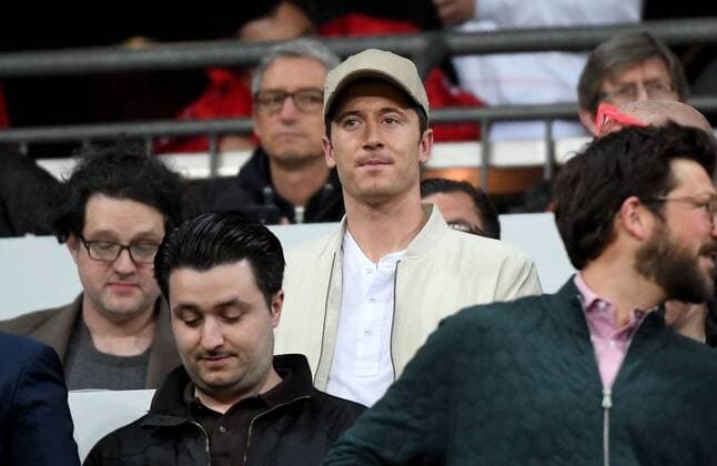 12.04.2017, xjhx, Fussball UEFA Champions League, FC Bayern Muenchen - Real Madrid, emspor, v.l. Robert Lewandowski (FC Bayern Muenchen) auf der Tribuene Muenchen
