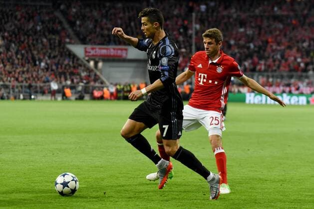 Cristiano Ronaldo (Real Madrid), Thomas Müller (FC Bayern Muenchen). Deutschland, Muenchen: Fussball, UEFA Champions League: FC Bayern Muenchen vs Real Madrid am 12.04.2017, Allianz-Arena.