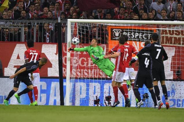 12.04.2017, Fussball Champions-League 2016 2017, Viertelfinale Hinspiel, FC Bayern München - Real Madrid, in der Allianz-Arena München. Torwart Manuel Neuer (FC Bayern München) wehrt einen Torschuss ab. 