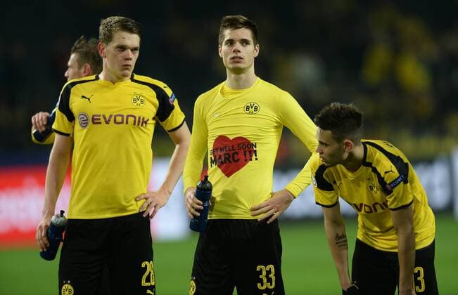 12.04.2017, xmhx, Fussball UEFA Champions League, Borussia Dortmund - AS Monaco, emspor, v.l. Matthias Ginter (Borussia Dortmund) Julian Weigl (Borussia Dortmund), Raphael Guerreiro (Borussia Dortmund) mit Shirt für Marc Barta (Borussia Dortmund) Dortmund