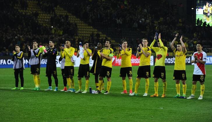 12.04.2017, xmhx, Fussball UEFA Champions League, Borussia Dortmund - AS Monaco, emspor, v.l. Christian Pullsic (Borussia Dortmund) Mikel Merino (Borussia Dortmund), Roman Bürki (Borussia Dortmund), vbv17, Nuri Sahin (Borussia Dortmund), bSokratis (Borussia Dortmund) Julian Weigl (Borussia Dortmund) ,Raphael Guerreiro (Borussia Dortmund) Shinji Kagawa (Borussia Dortmund) bedanken sich bei den Fans Dortmund