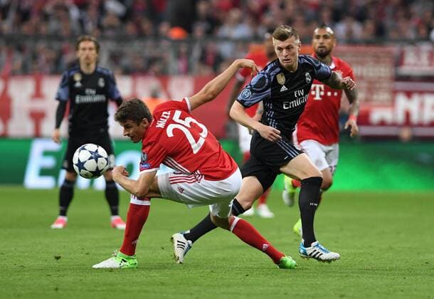 FUSSBALL CHAMPIONS LEAGUE SAISON 2016 2017 VIERTELFINALE HINSPIEL FC Bayern Muenchen - Real Madrid 12.04.2017 Toni Kroos (Real Madrid) gegen Thomas Mueller (li, FC Bayern Muenchen) 