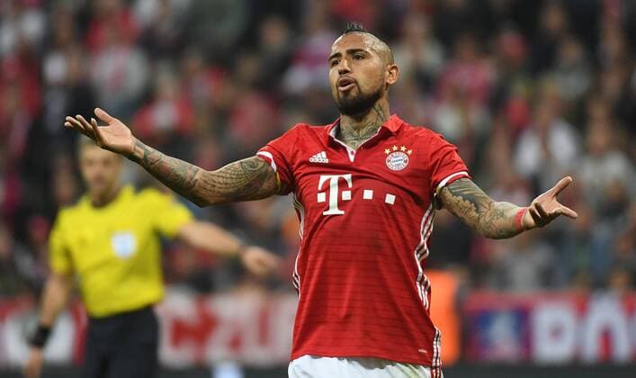 12.04.2017, xjhx, Fussball UEFA Champions League, FC Bayern Muenchen - Real Madrid, emspor, v.l. Arturo Vidal (FC Bayern Muenchen) gibt Anweisungen, gestikuliert, mit den Armen gestikulieren gives instructions, gesticulate. Muenchen