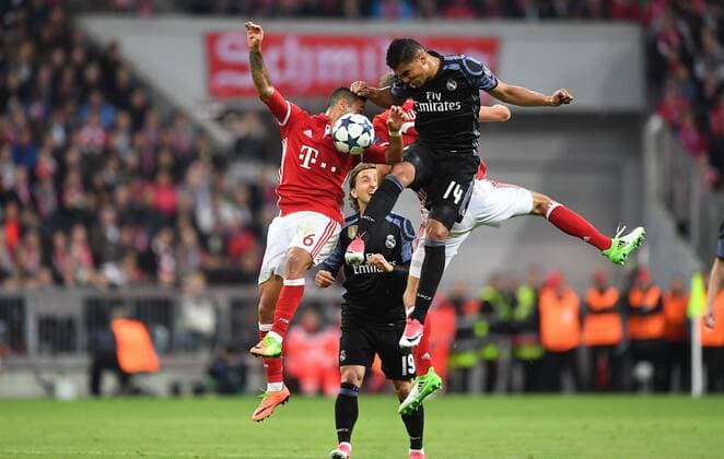 Thiago Alcantara (FC Bayern), Casemiro (Real), Thomas Müller (FC Bayern), Luka Modric (Real), im Kampf um den Ball FC Bayern München - Real Madrid UEFA-Champions League, CL, Viertelfinale, 1 4 Finale, Hinspiel, Saison 2016 2017, Fußball, Fussball, soccer, Herren, Deutschland, Germany, München, 12.4.2017 Allianz Arena