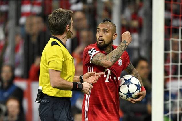 Arturo Vidal FC Bayern München im Gespräch Diskussion mit Schiedsrichter Referee Nicola Rizzoli (ITA) vor Elfmeter Strafstoß FC Bayern München FCB vs Real Madrid CF El Real La Real UEFA Champions-League CL Viertelfinale Hinspiel Spiel 1 Saison 2016 2017 München Allianz Arena 12.04.2017 FC Bayern München FCB vs Real Madrid CF