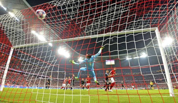 Bilder des Tages - SPORT 12.04.2017, Fussball Champions-League 2016 2017, Viertelfinale Hinspiel, FC Bayern München - Real Madrid, in der Allianz-Arena München. Kopfballtor zum 1:0 von Arturo Vidal (mitte unten, FC Bayern München). Torwart Keylor Navas (Real Madrid) ohne Chance. 