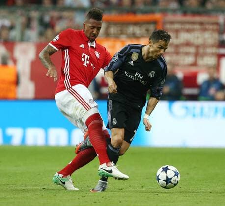 Jerome Boateng, Cristiano Ronaldo Aktion Spielszene Zweikampf Fußball Fussball Viertelfinale UEFA CL Championsleague Herren Saison 2016 2017 12.04.2017 FC Bayern München vs. Real Madrid
