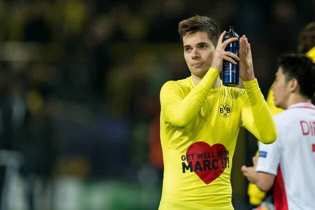 Bilder des Tages - SPORT Dortmund, Germany 12.03.2017, UEFA Champions League - 2016 17 Season, BV Borussia Dortmund - AS Monaco, Julian Weigl (BVB) mit einen shirt fuer Marc Bartra (BVB) ( DeFodi001