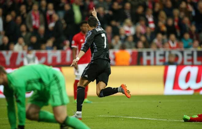 Fußball UEFA Champions League: FC Bayern Muenchen - Real Madrid , Saison 2016 2017, Viertelfinale, Hinspiel, quarter finals, first leg, 12.04.2017, xmdx, 1-1 druch Cristiano RONALDO (7, Real Madrid) gegen Manuel NEUER (1, Tor, FC Bayern Muenchen), torjubel FC Bayern Muenchen - Real Madrid
