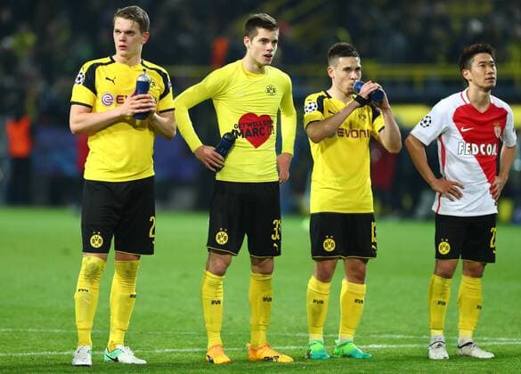 Mittwoch 12.04.2017, Saison 2016 2017, UEFA Champions League, Viertelfinale Hinspiel im Signal Iduna Park, BVB 09 Borussia Dortmund - AS Monaco, Enttäuschung bei den Dortmunder Spielern nach Abpfiff vor der Fankurve: Matthias Ginter (BVB), Julian Weigl (BVB), Raphael Guerreiro (BVB) und Shinji Kagawa (BVB), v.l.