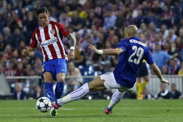 Atletico de Madrid s striker Fernando Torres (L) vies for the ball with Leicester s French defender Yohan Benalouane during the UEFA Champions League quarterfinal first leg match between Atletico de Madrid and Leicester at the Vicente Calderon stadium in Madrid, Madrid Community, Spain, 12 April 2017. ATLETICO MADRID VS. LEICESTER !ACHTUNG: NUR REDAKTIONELLE NUTZUNG!  Copyright: xJuanxCarlosxHidalgox MAD001 20170412-636276312822945410